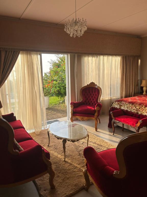 Khu vực ghế ngồi tại The Crown