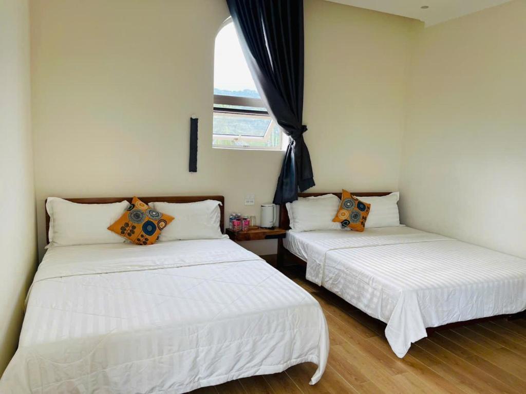 two beds sitting next to each other in a room at Khách Sạn Trung Loan in Ninh Hải