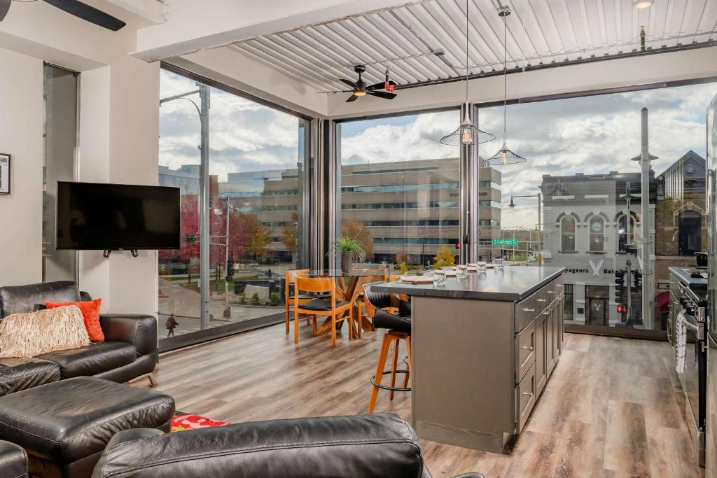 Photo inspiration: Penthouse City Overlook 2Br Apartment Photo Inspiration