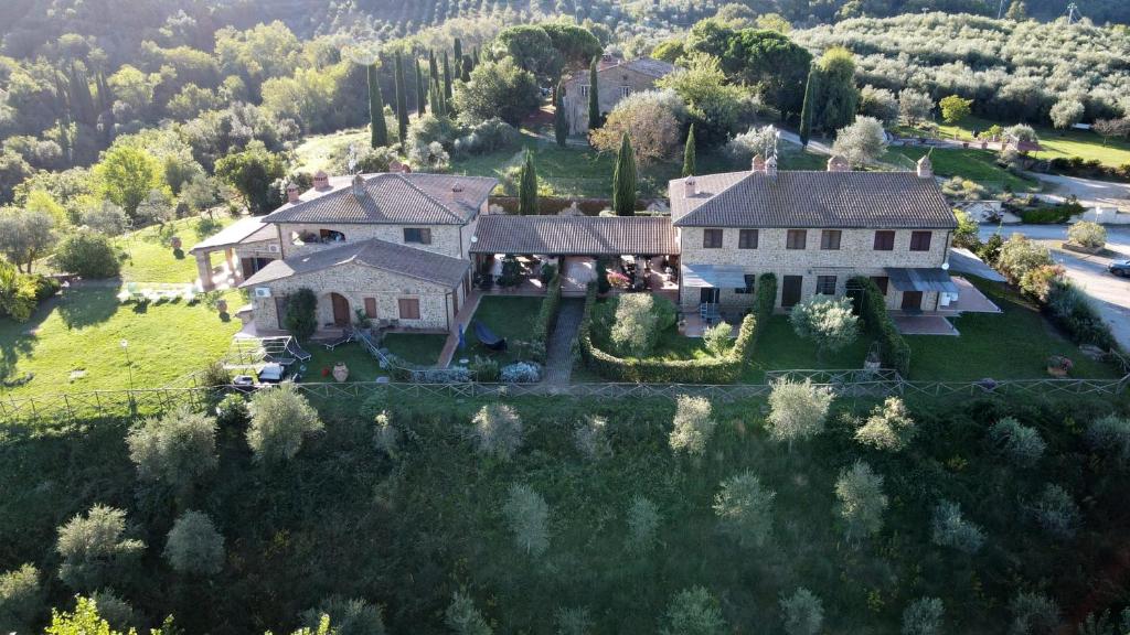 een luchtzicht op een groot huis bij la villa bella vista in Castelmuzio