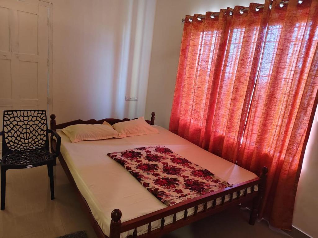 Postel nebo postele na pokoji v ubytování Darshanam Inn