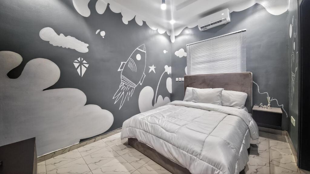 Una cama o camas en una habitación de Distinct Apartment