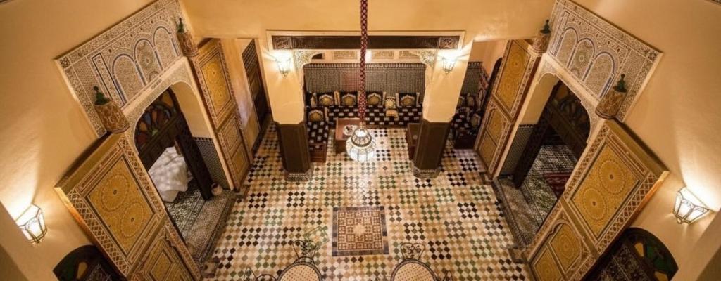 uma vista superior de um quarto com piso em azulejo em Riad Panoramik em Fez