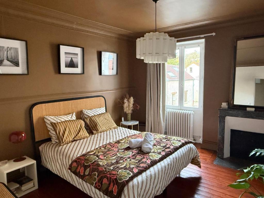 La FalaiseにあるMaison de ville-idéale pour les déplacements pros-35min Paris-versailles-Giverny-のぬいぐるみが置かれたベッドのある寝室