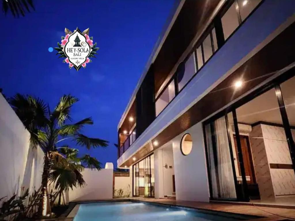 ein Haus mit Swimmingpool bei Nacht in der Unterkunft Hey-Sola Bali ,3BR Luxury Private Villa Near Canggu in Dalung