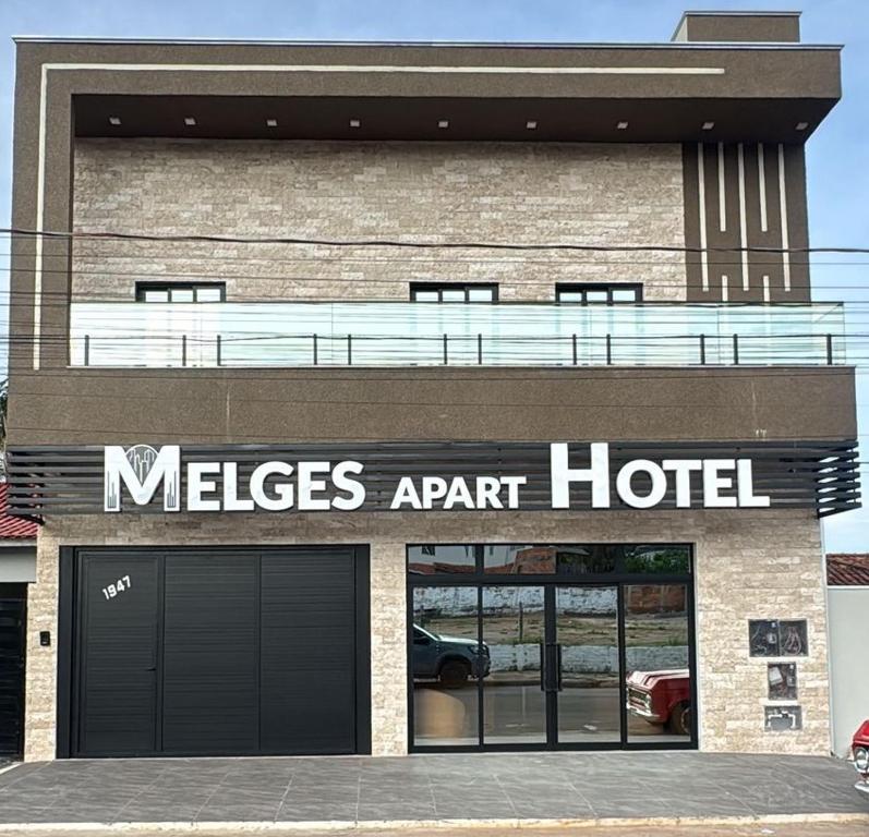 a moses agent hotel sign on the side of a building at Melges Apart Hotel in Pontes e Lacerda