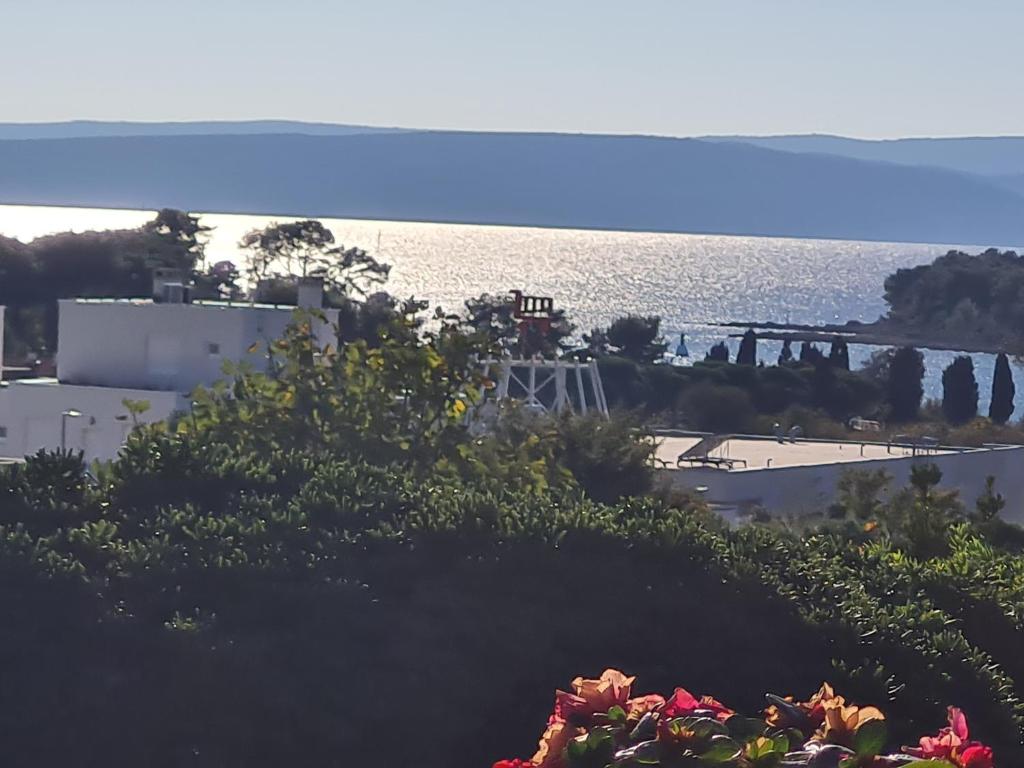 una vista dell'oceano dal balcone di una casa di Casa Croatia a Punat