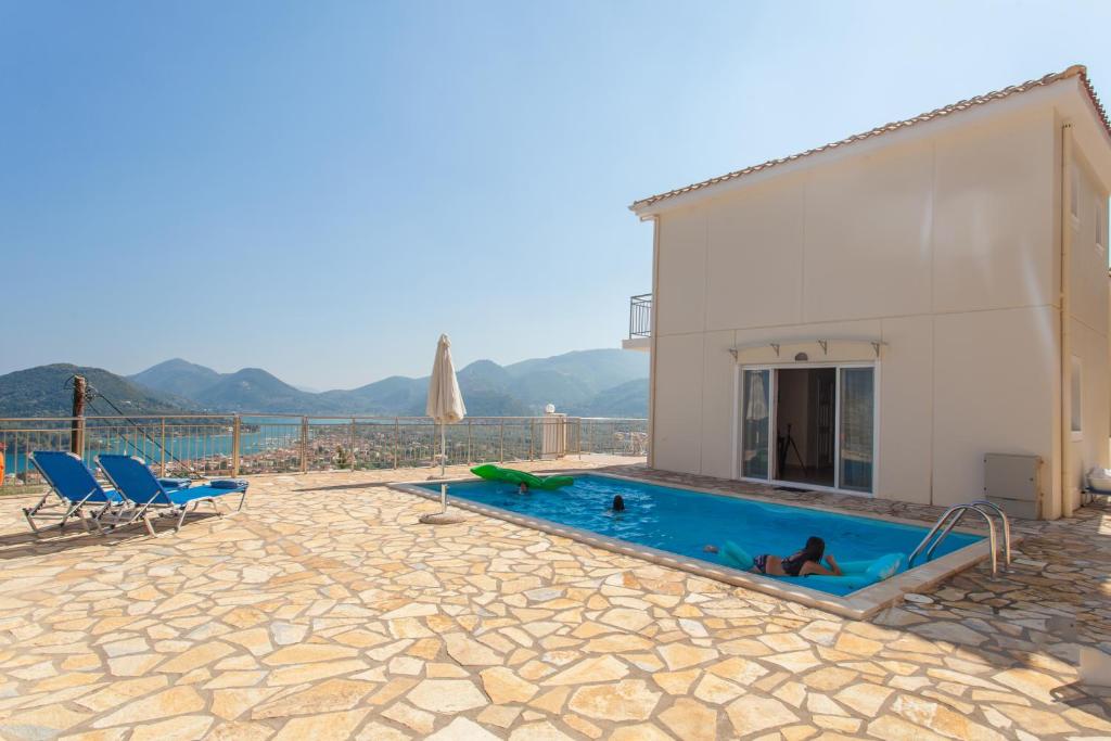 dom z basenem obok budynku w obiekcie Villas Odysseas w mieście Nydri