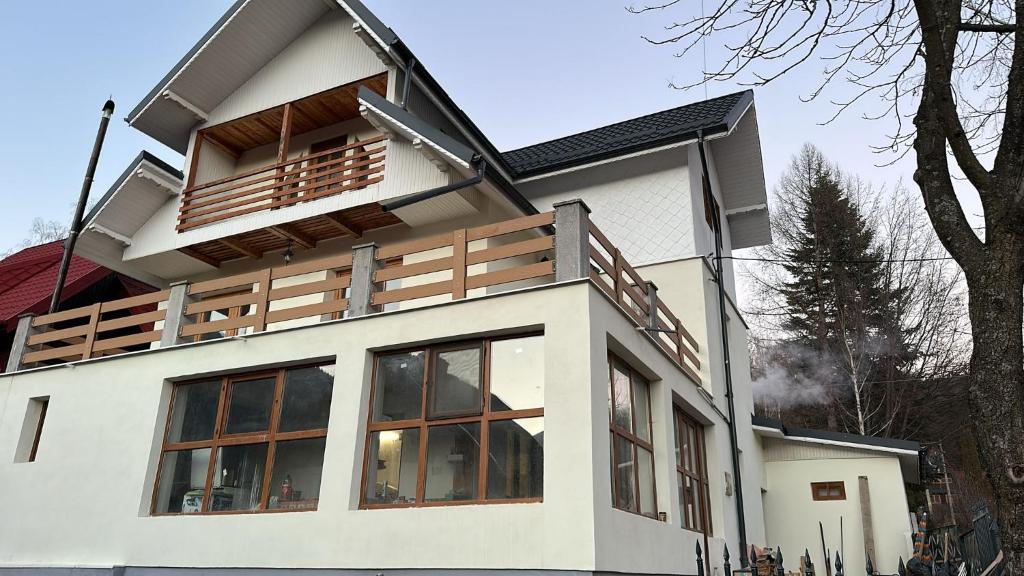 Tòa nhà nơi biệt thự tọa lạc