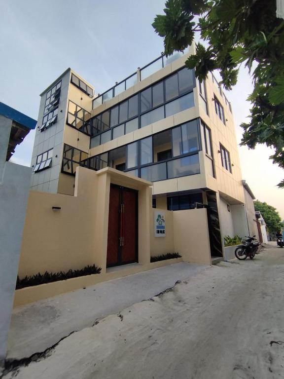 Fini Palace的街上有红色门的建筑