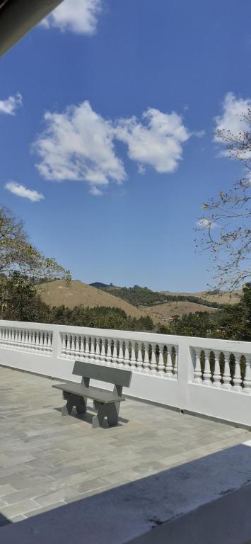 En balkon eller terrasse på Pousada Pedacinho do Céu -Chalé Familia