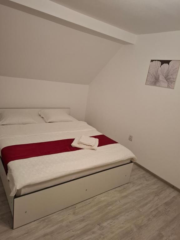 En eller flere senge i et værelse på Casa Sandu