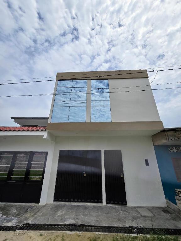 伊基托斯TRADEL Loreto的侧面有窗户的建筑物