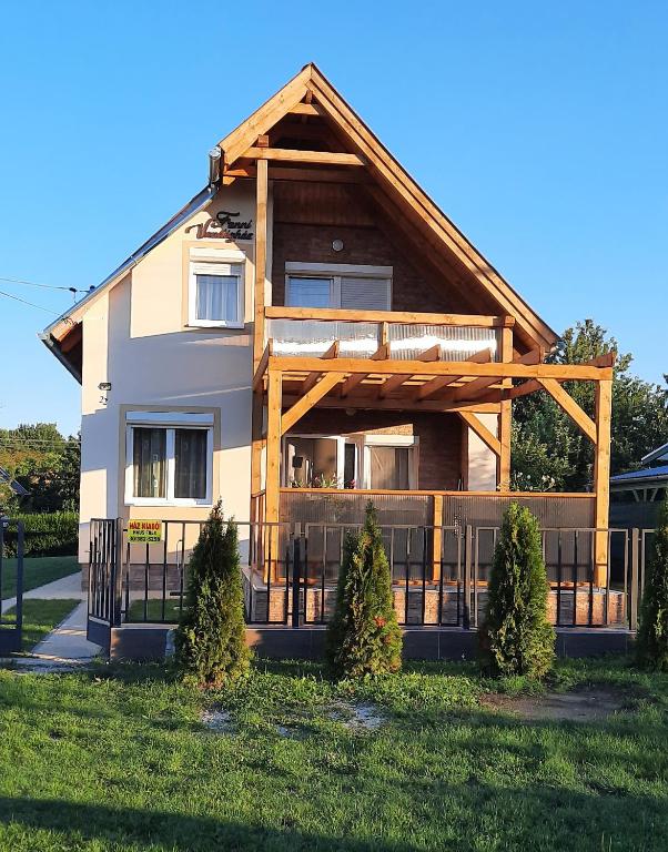 a house with a fence in front of it at Fanni Vendégház in Mesteri