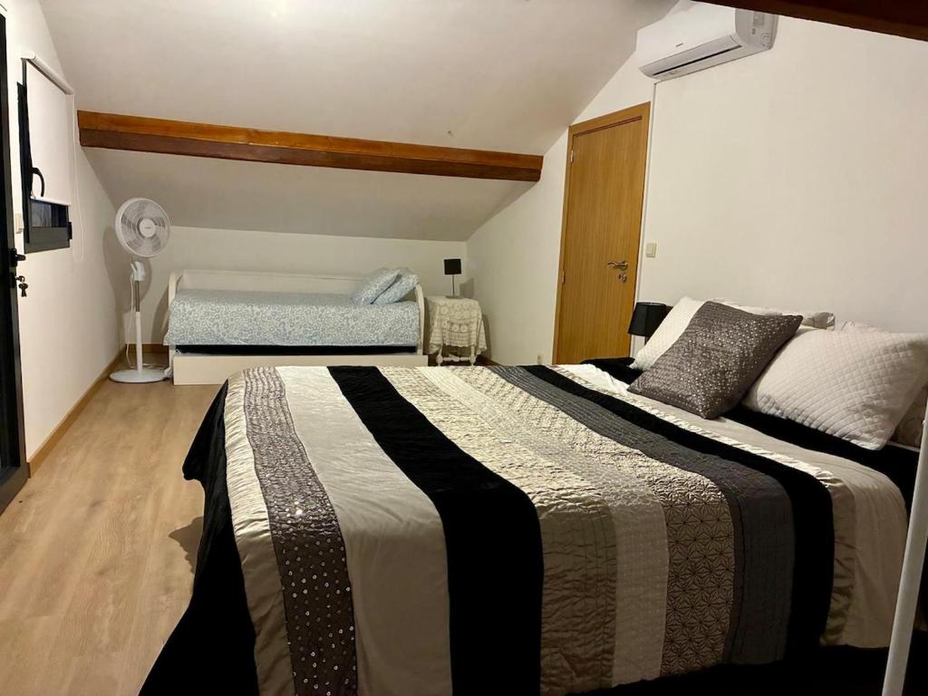 une chambre avec deux lits dans une pièce dans l'établissement Casa Vilariça, à Alfândega da Fé