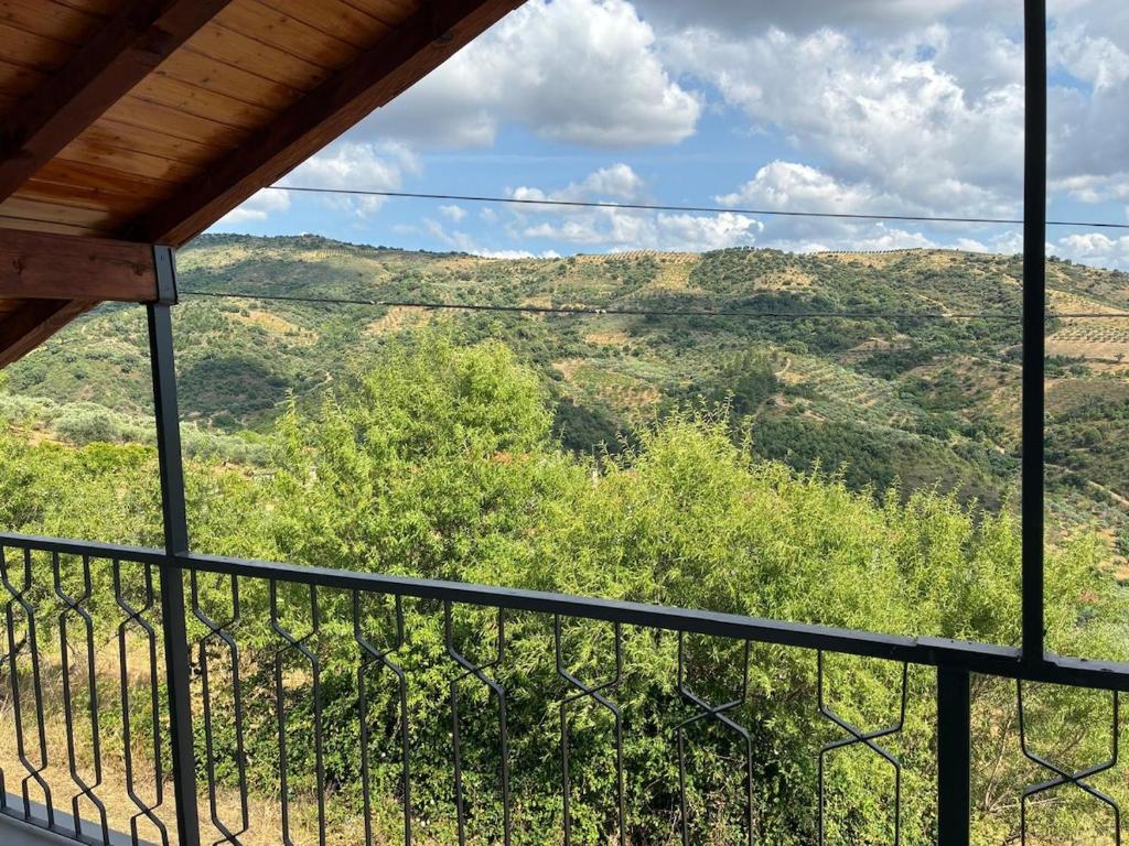 een balkon met uitzicht op een berg bij Casa Vilariça in Alfândega da Fé