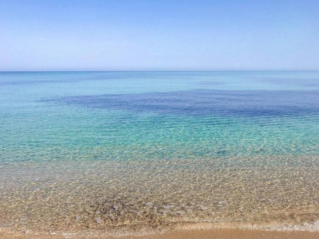 Blick auf das Meer vom Strand aus in der Unterkunft Sea view house, private parking, WiFi in Badesi