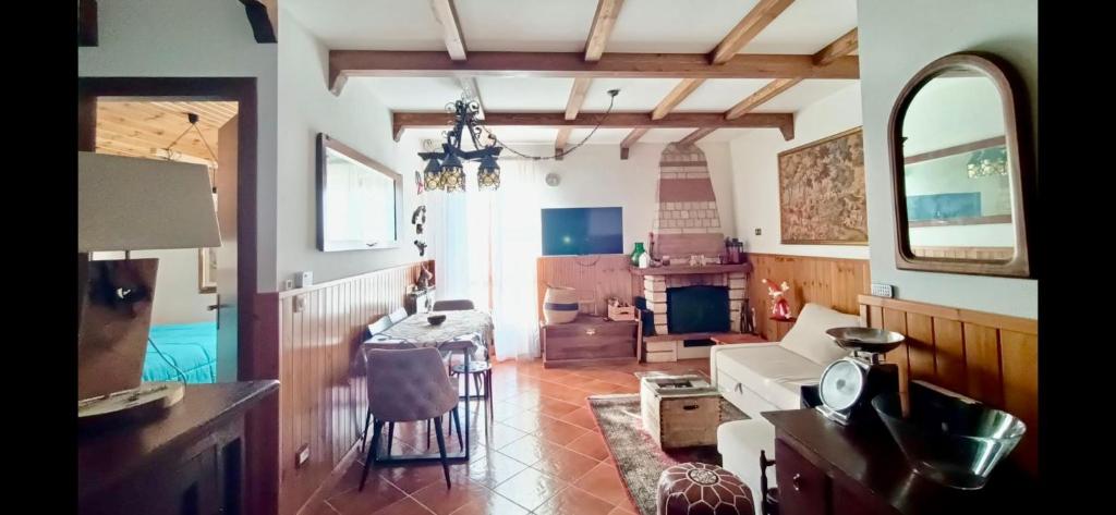 ein Wohnzimmer mit Sofa, Tisch und Stühlen in der Unterkunft Casa Zuzu in Ovindoli