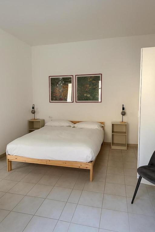 um quarto com uma cama e duas janelas na parede em Giuditta Room em Ciriè