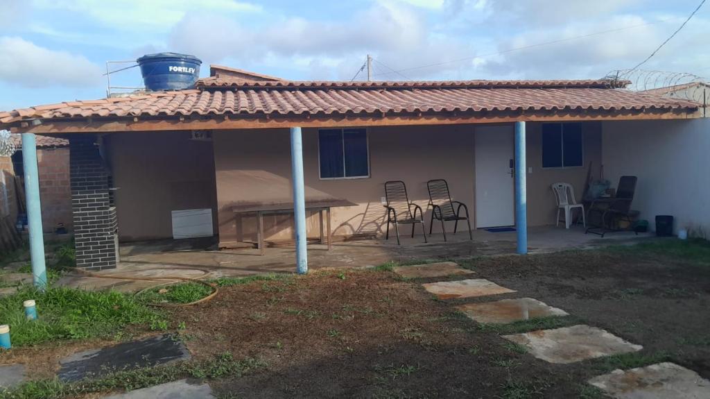 バヘイリーニャスにあるCasa do ViajanteBrの屋根付きのパティオ(テーブル、椅子付)