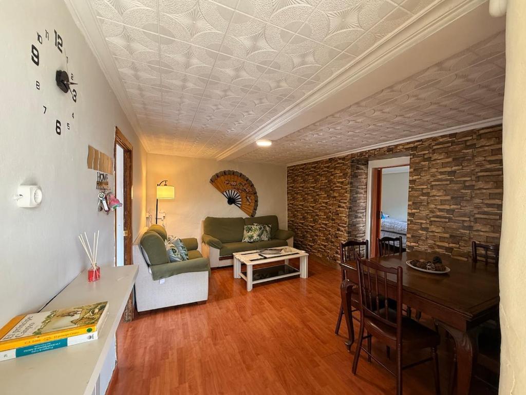 een woonkamer met een bank en een tafel bij A Casiña de Coles in Gustey