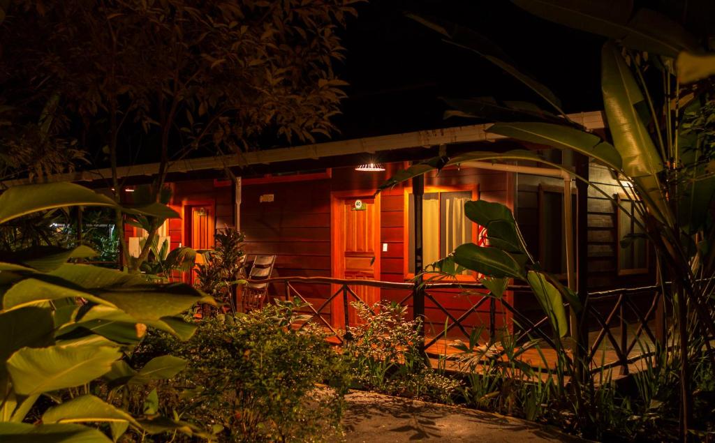 Jardín al aire libre en Pachira Lodge