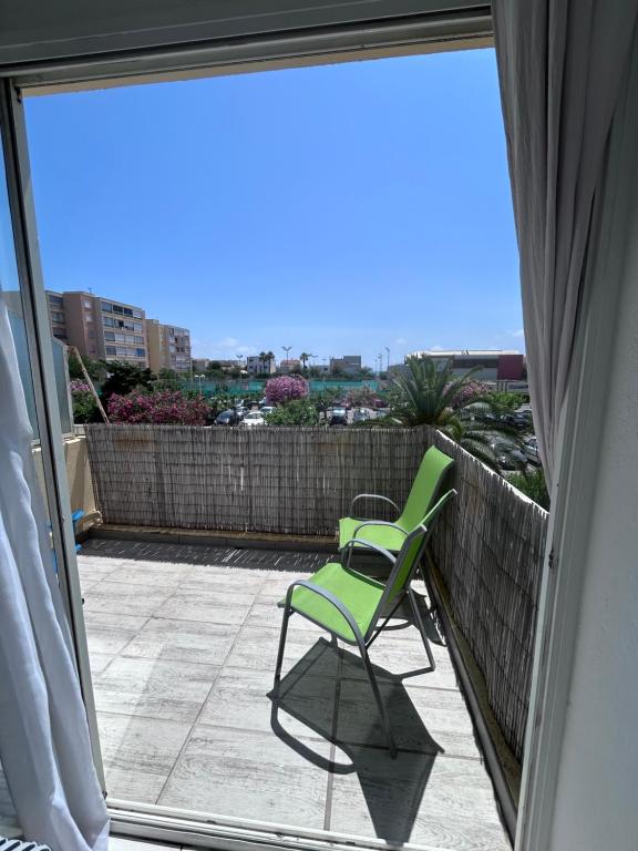 una silla verde sentada en un balcón con vistas en CaroCarnon, en La Celle-sous-Gouzon