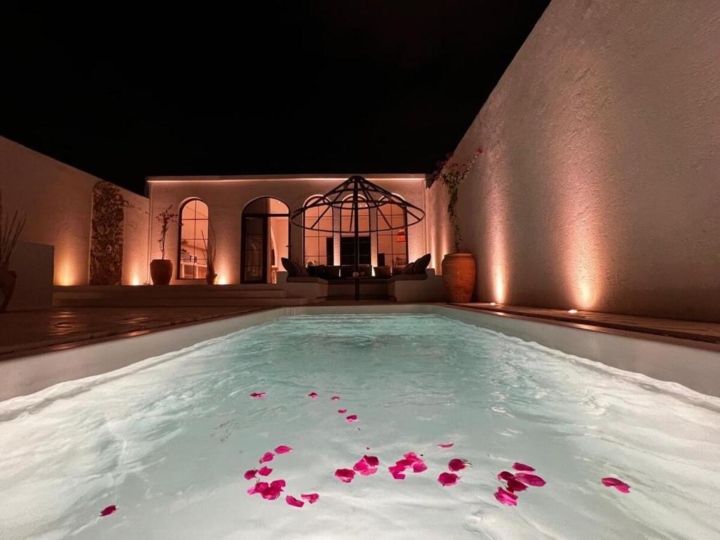 Piscina di Chalet with a modern bohemian design o nelle vicinanze