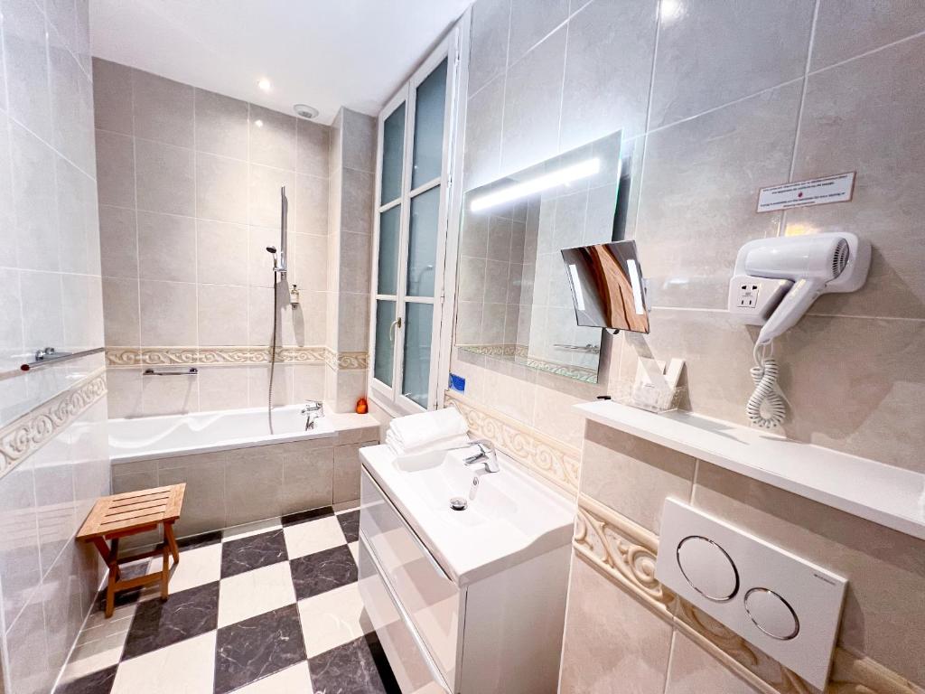 Hotel d'Aragon - Place de la Comédie - 15