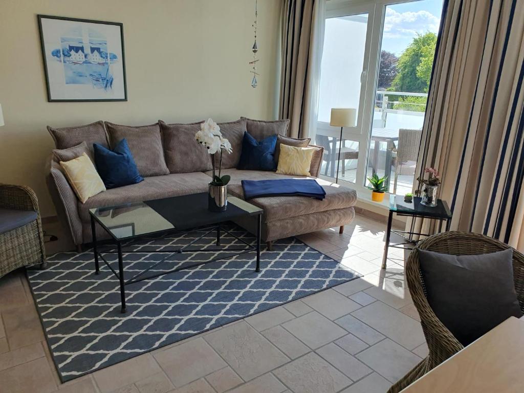 un soggiorno con un divano e un tavolo di Am Zingster Strand a Zingst