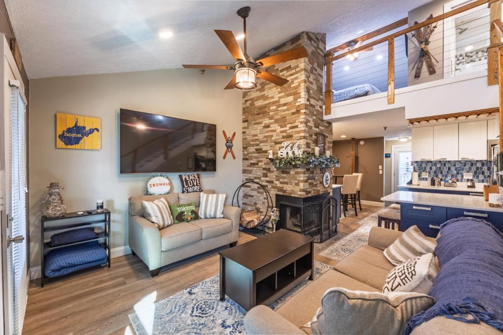 un soggiorno con divano e camino di Mountain Crest Cabin a Snowshoe