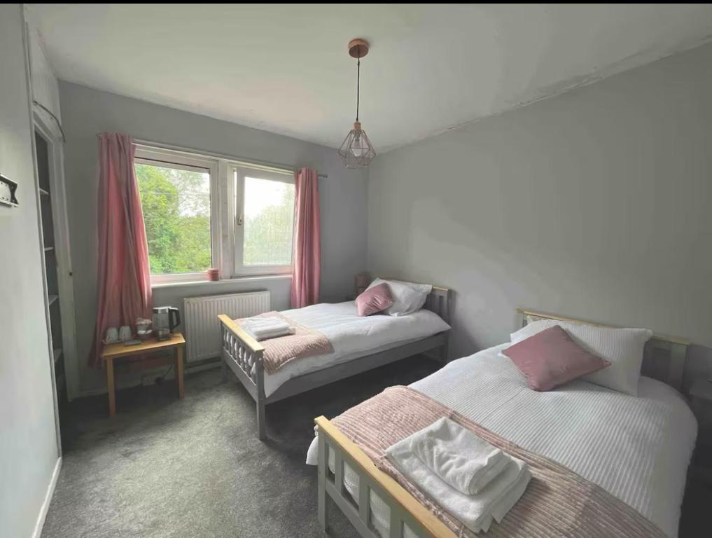 En eller flere senge i et værelse på Amina Cottage - Women only