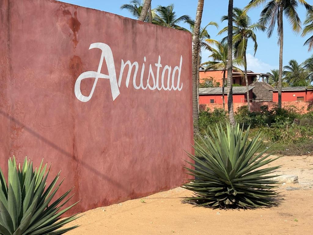 uma parede com a palavra Amazon escrita nela em Amistad em Ouidah