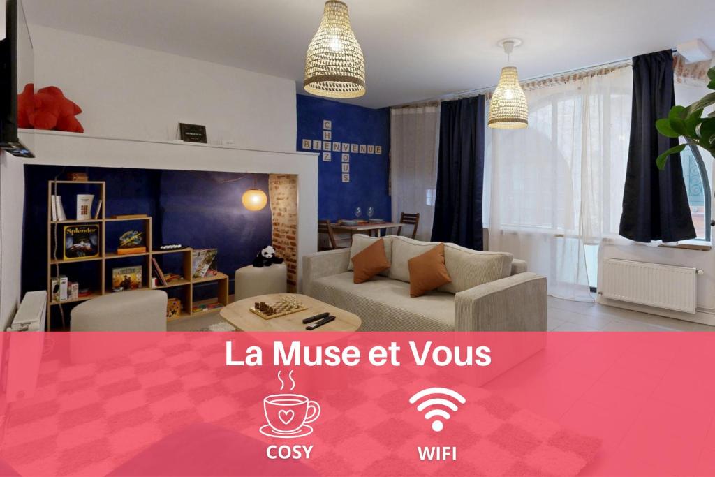 カオールにあるexpat renting - La Muse et Vous - Cozy - Wifiのソファとテーブルのあるリビングルーム
