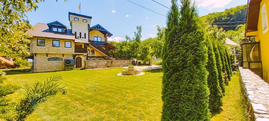 ein Haus mit einem grünen Hof mit einem Gebäude in der Unterkunft Kula Bor in Nikiforovo