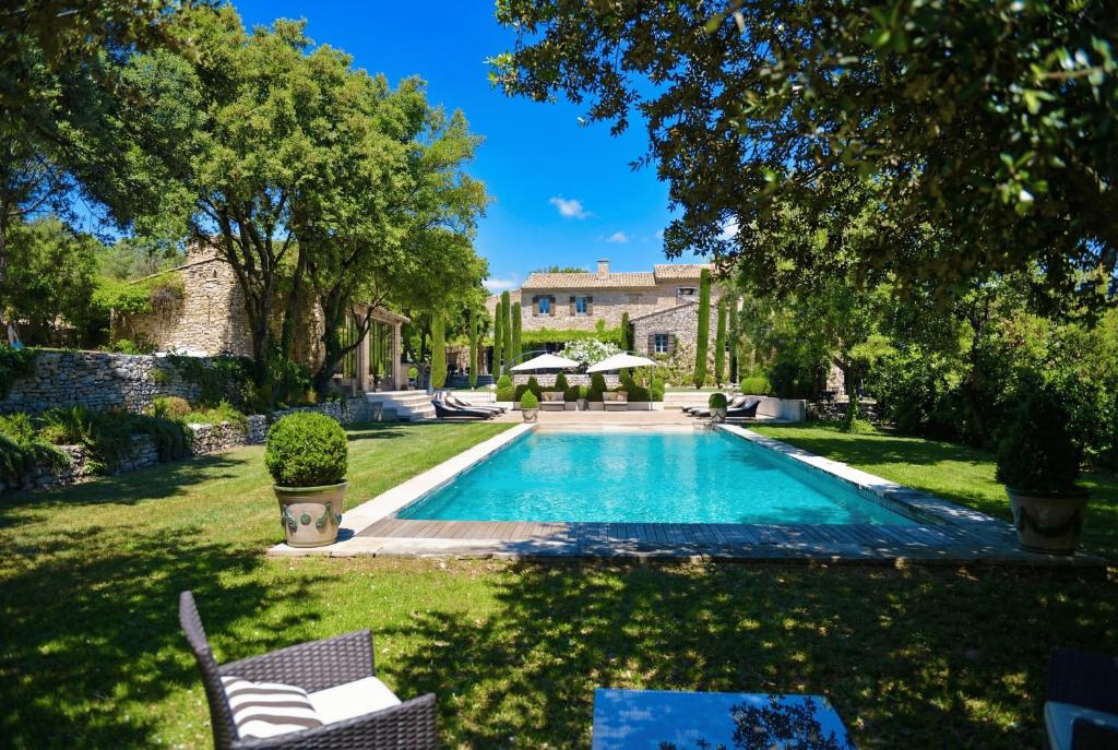 een zwembad in de tuin van een huis bij Villa Hautvallon - Peaceful Escape in Provence in Gordes