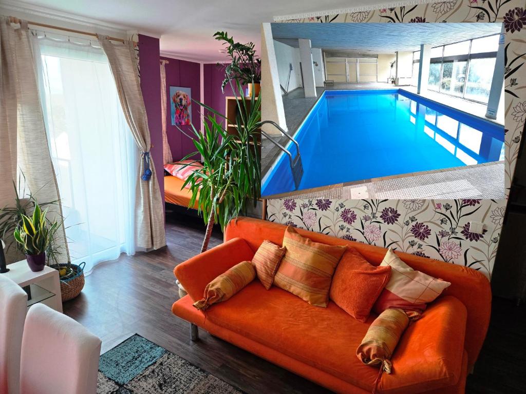 Ferienwohnung Nähe Flughafen mit Schwimmbad und Sauna في مورفلدن فالدورف: غرفة معيشة مع أريكة برتقالية وحمام سباحة