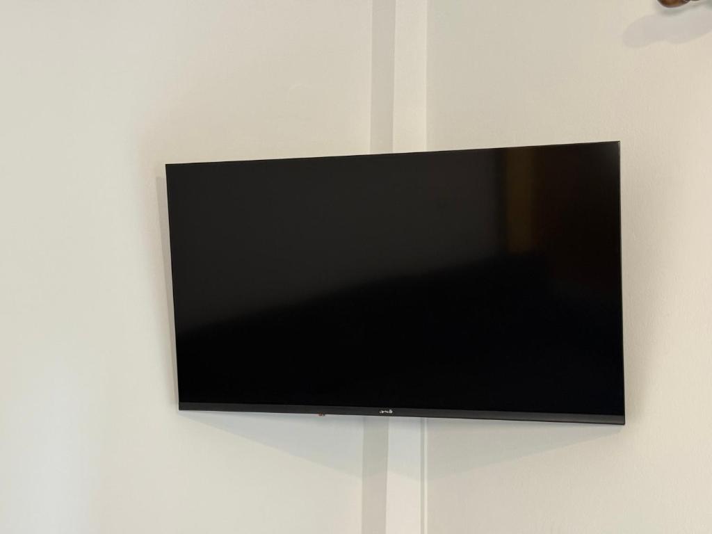 コウノピィディアーナにあるOneiro Apartmentの壁に掛けられた薄型テレビ