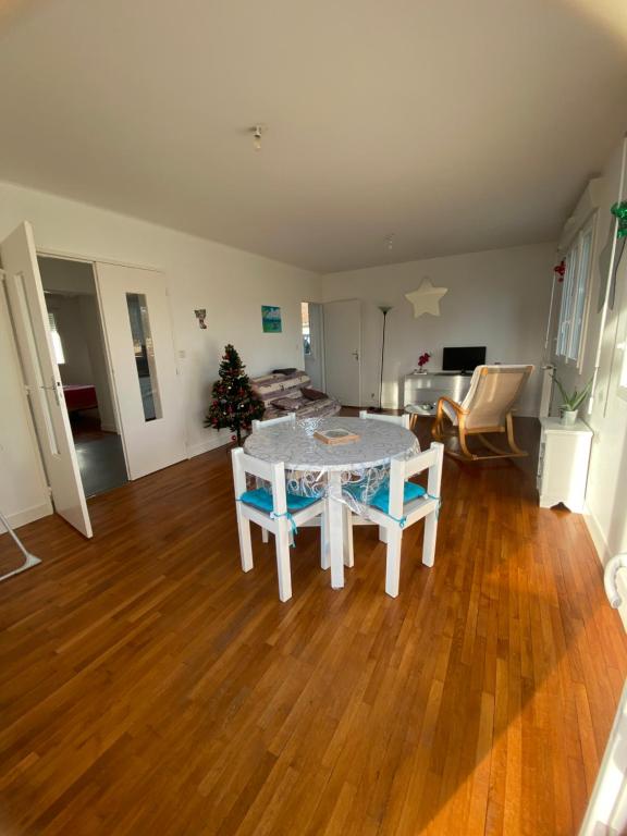 jocelyne في جوانيه - كلان: غرفة معيشة مع طاولة وشجرة عيد الميلاد