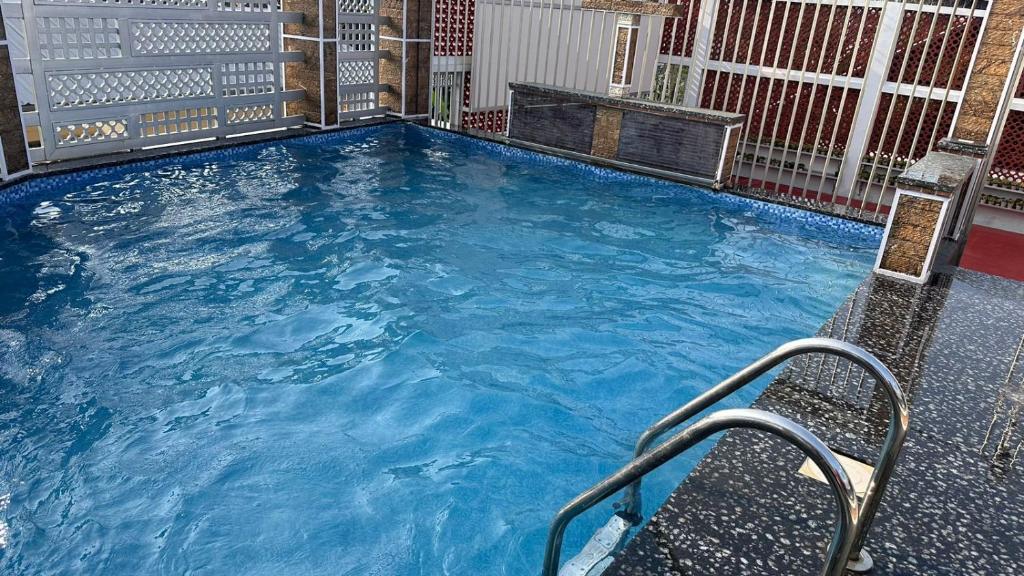 ein großer Pool mit blauem Wasser darin in der Unterkunft Luxstay kochi in Kochi