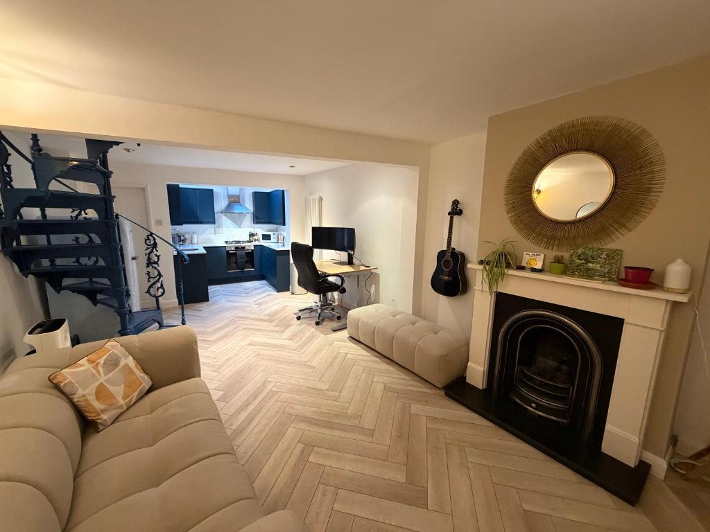 Posezení v ubytování Victorian Cottage in Central Richmond