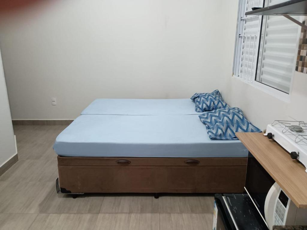 Una cama con un colchón azul en una habitación. en Parque Ecológico Studios, en Indaiatuba