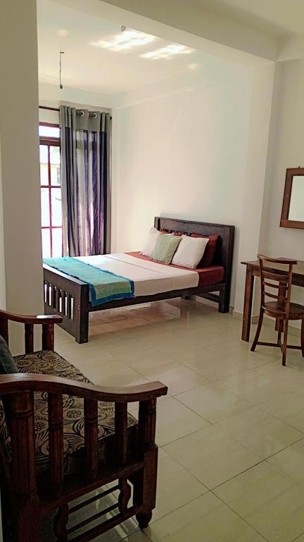 Un dormitorio con una cama en el medio de una habitación. en Amani Lakeside, en Panadura