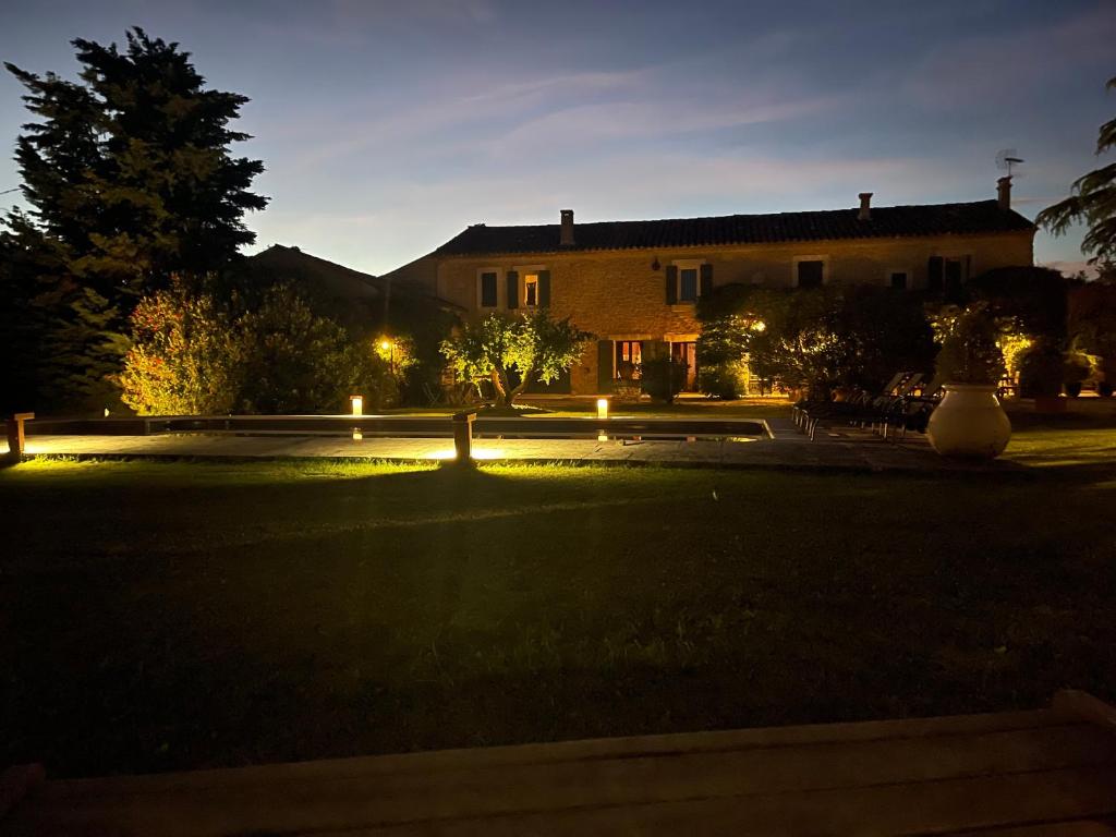 een huis 's nachts met lichten in de tuin bij Mas La Pomarede in Robion en Luberon