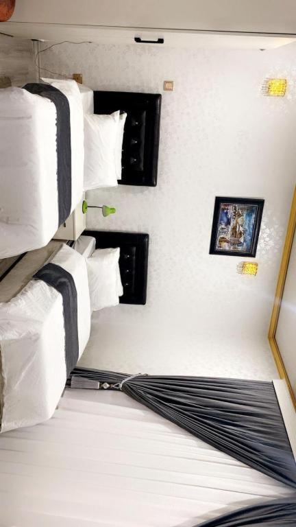 Giường trong phòng chung tại Hojin Hotel