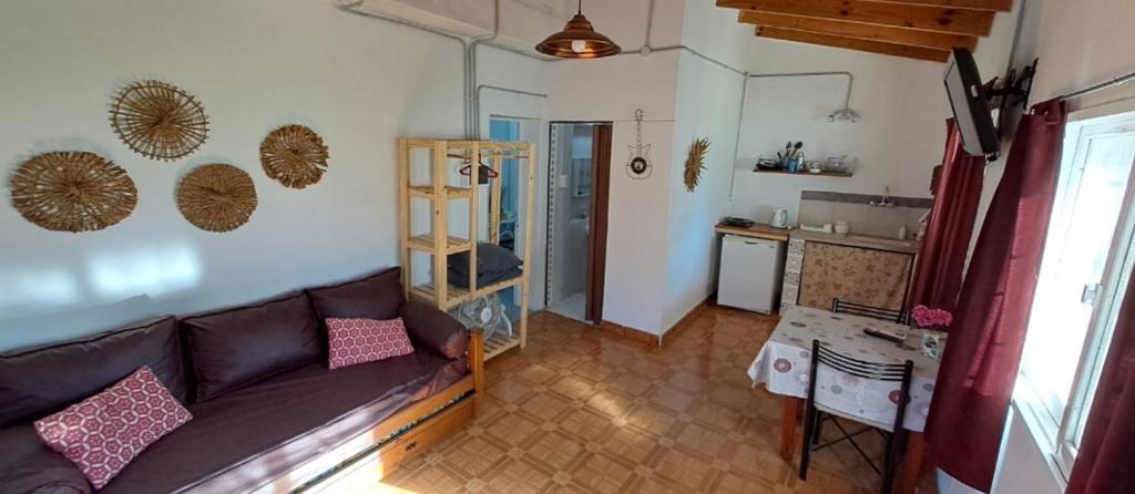 een woonkamer met een bank en een keuken bij Achalay in Bialet Massé