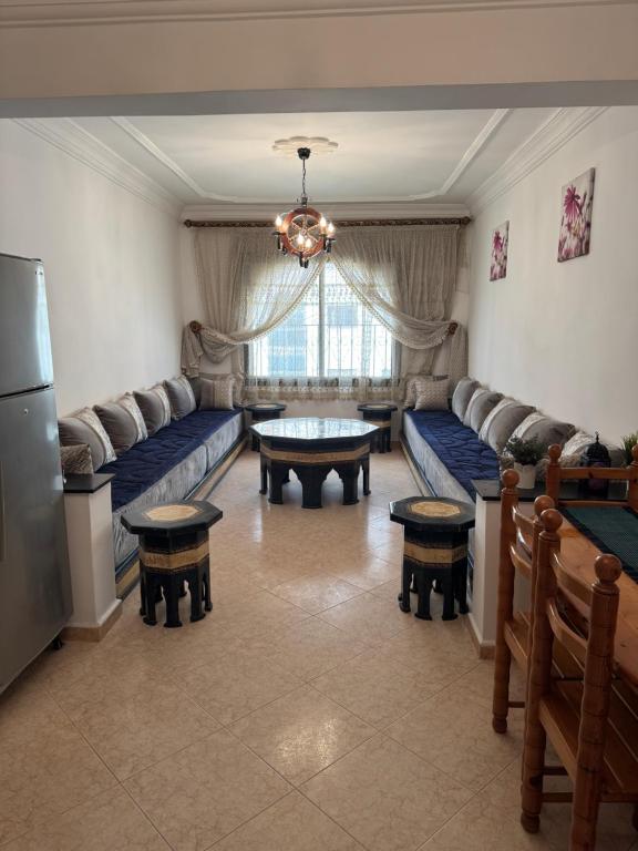 丹吉尔1 Minute from Beach, Sea View Apartment in Tangier city centre的客厅里有一张沙发和一张桌子。