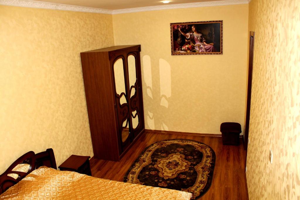 1 dormitorio con 1 cama, armario y alfombra en Elit Aparts on Puskina WIFI, en Dnipro