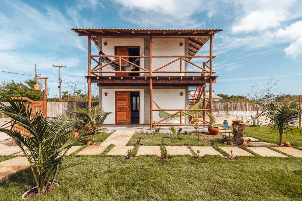 a house under construction in a yard at Villa Chalés - térreo in Barra Grande