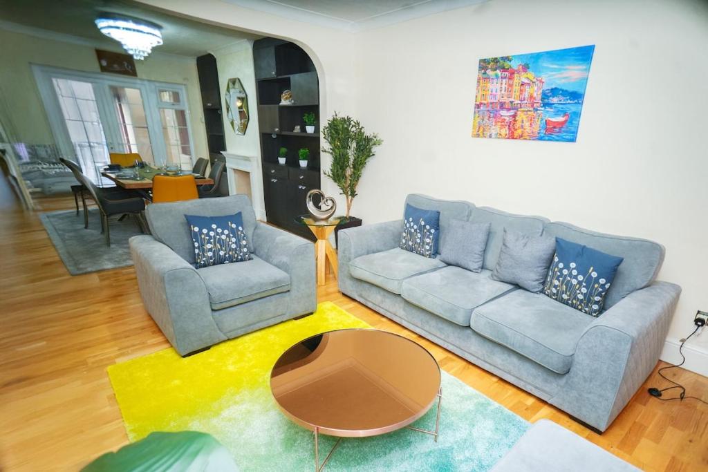 Istumisnurk majutusasutuses 4 Bedroom Heathrow Stockley park M4 & Free Parking